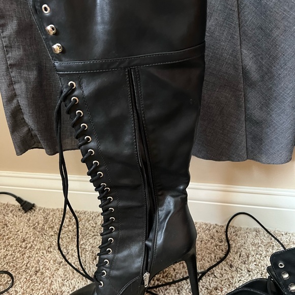 Adorable Lace-Up High Heeled Black Boots! - Picture 2 of 4